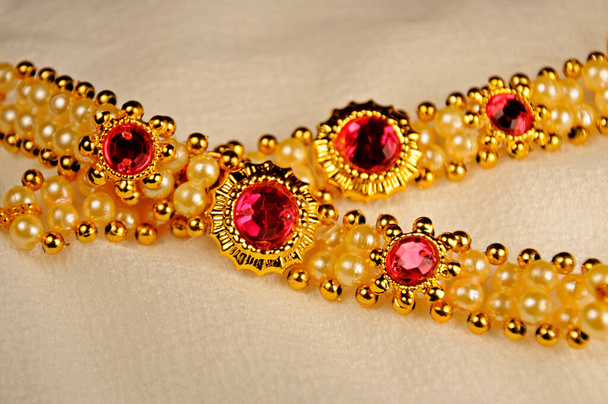Перловий браслет, індійські традиційні ювелірні вироби. - Фото, зображення