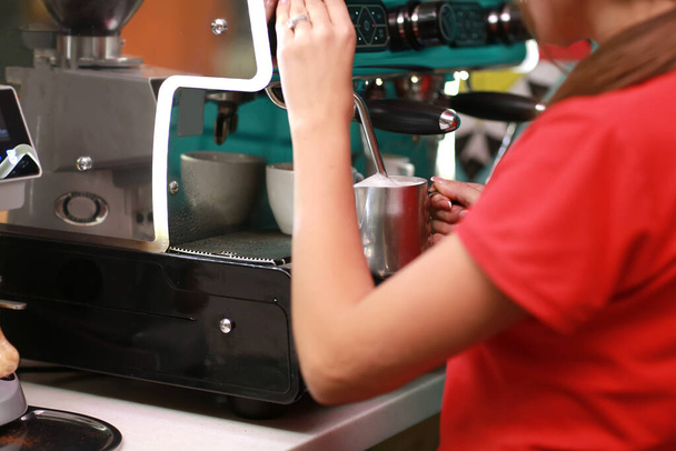 Kahveci kız kahve makinesinde kahve hazırlıyor.. - Fotoğraf, Görsel