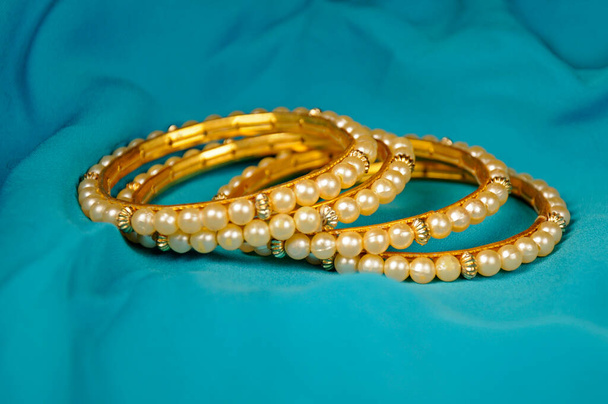 Brazaletes de perlas indias (moti) - Foto, imagen
