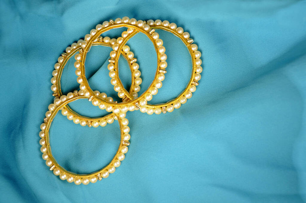 Brazaletes de perlas indias (moti) - Foto, imagen
