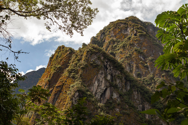 Aguas Calientes, Perú - 5 de abril de 2014: Vista de las montañas cercanas a Aguas Calientes, rodeadas por la selva tropical, junto a Machu Picchu, Perú. - Foto, imagen