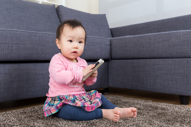 Baby girl use mobile - Valokuva, kuva