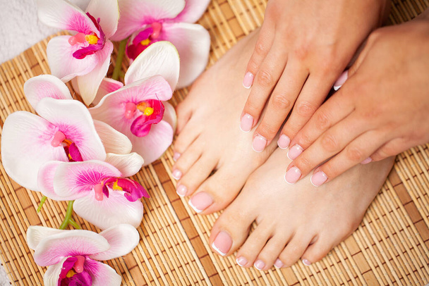 Obraz kobiecych nóg i rąk po pedicure i manicure - Zdjęcie, obraz