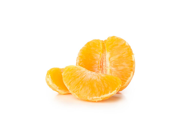 A mandarin és a fehér alapon izolált darabok fele - Fotó, kép