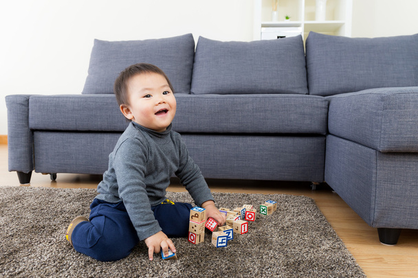 Aasia vauva poika pelata lelu lohko
 - Valokuva, kuva