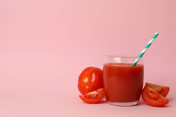 Glass with fresh tomato juice on pink background - Foto, imagen