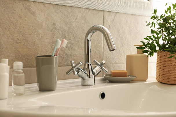 Évier et accessoires d'hygiène personnelle dans la salle de bain - Photo, image