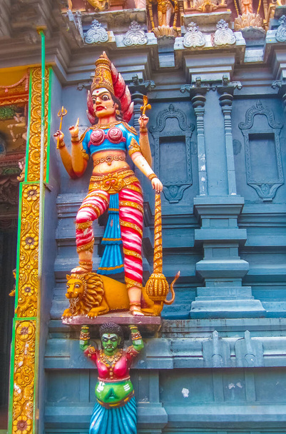 コロンボのヒンズー教寺院の塔への扉。スリランカ. - 写真・画像