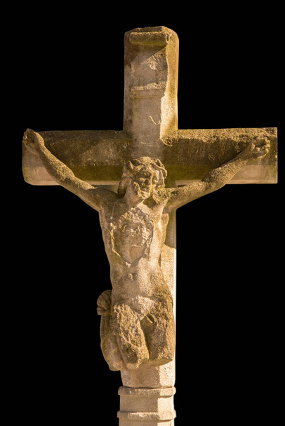 イエス・キリストの十字架刑。非常に古代の石像.  - 写真・画像