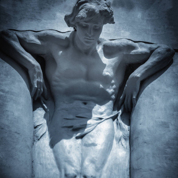 Ritratto da vicino di Titano imprigionato nel Tartaro. Frammento di statua molto antica. - Foto, immagini