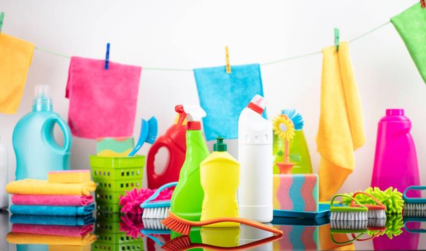 Tema de limpieza de casa y oficina. Kit de limpieza colorido en mesa de vidrio. - Foto, Imagen