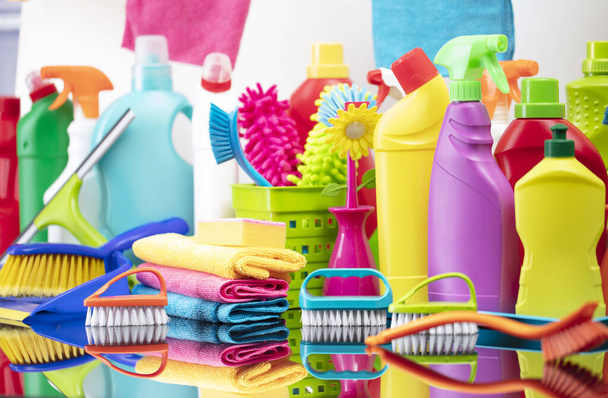 Tema de limpieza de casa y oficina. Kit de limpieza colorido en mesa de vidrio. - Foto, imagen