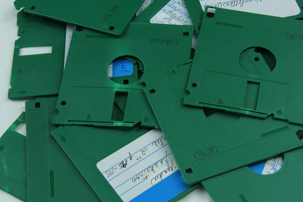 Alte grüne Disketten für Recycling und Sicherheit zerstört - Foto, Bild