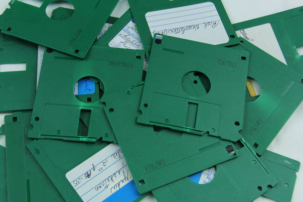 Oude groene diskettes vernietigd voor recycling en beveiliging - Foto, afbeelding