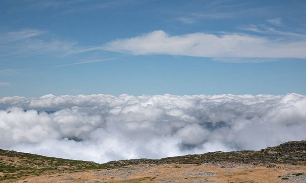 Na szczycie Parku Naturalnego Serra da Estrela, Portugalia z niskimi chmurami - Zdjęcie, obraz