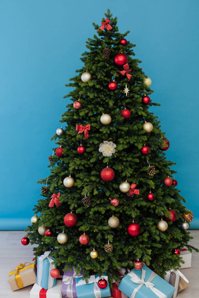 Weihnachtsbaum Kiefer mit Geschenken Neujahr Dekor Interieur des Feiertags - Foto, Bild