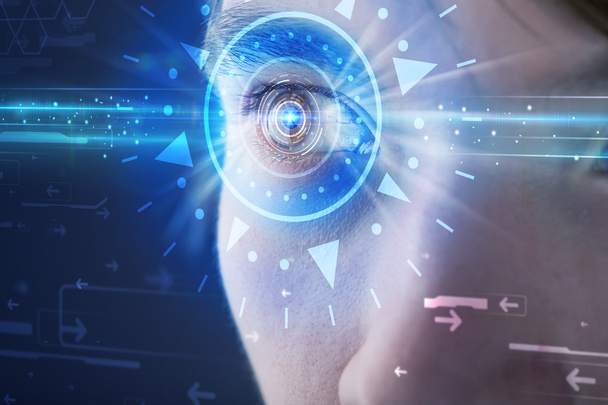 Cyber man met technolgy oog op zoek naar blauwe iris - Foto, afbeelding