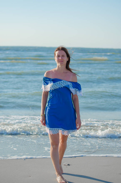 Mulher na costa do Mar Negro. Modelo sem maquiagem posando na praia. Conceito férias de verão - Foto, Imagem