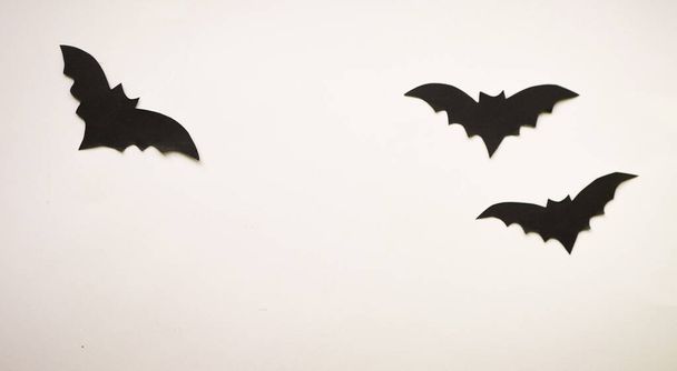 Murciélagos de papel sobre fondo blanco. Banner de Halloween. Copiar espacio  - Foto, imagen