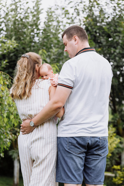 Casal jovem com filha recém-nascida no parque. paternidade feliz, infância - Foto, Imagem
