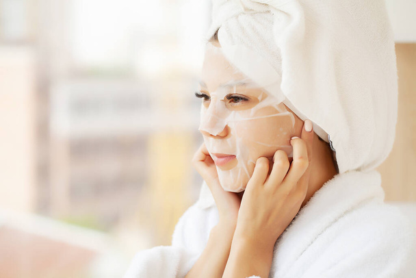 Догляд за шкірою, красива жінка з маскою для обличчя в салоні краси
 - Фото, зображення