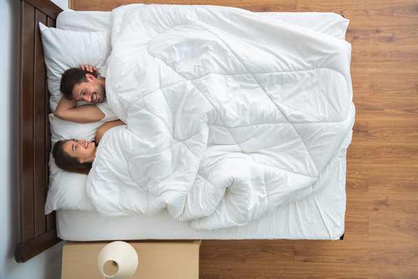 La pareja acostada en la cama. vista desde arriba - Foto, Imagen