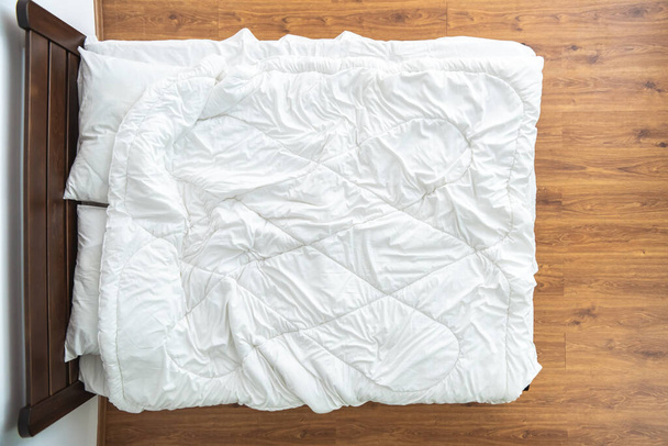 Το κρεβάτι με τα λευκά σεντόνια. θέα από ψηλά - Φωτογραφία, εικόνα