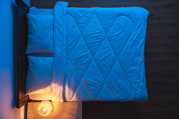 A cama perto de uma lâmpada. vista de cima, noite noite tempo - Foto, Imagem