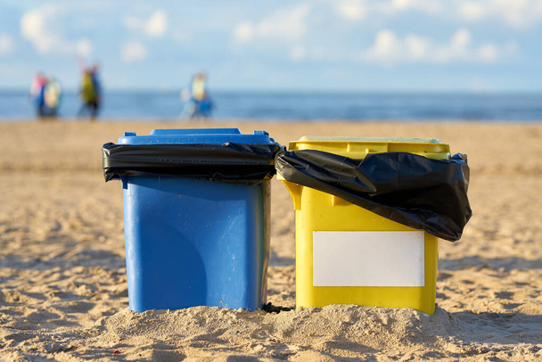   Mülltonnen am Strand von Swinemünde in Polen für die Sauberkeit des Strandes als Kampf gegen den Massentourismus                             - Foto, Bild