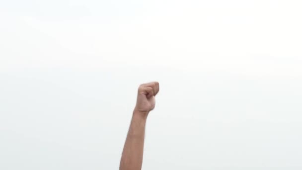 mannelijke hand gebaar en tekenen op outdoor achtergrond - Video