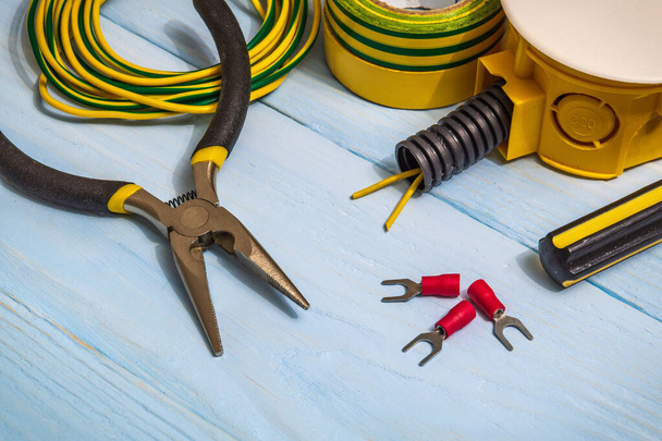 Kit de peças de reposição e ferramenta para reparos elétricos em placas de madeira azul. Local de trabalho do eletricista principal - Foto, Imagem