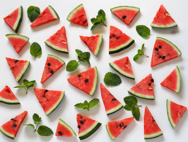 Ruoka tausta vesimeloni viipaleita ja mintunlehtiä. Terveellistä luonnollista ruokaa runsaasti vitamiineja. Vesimeloni on suosittu luomuviljelytuote. - Valokuva, kuva