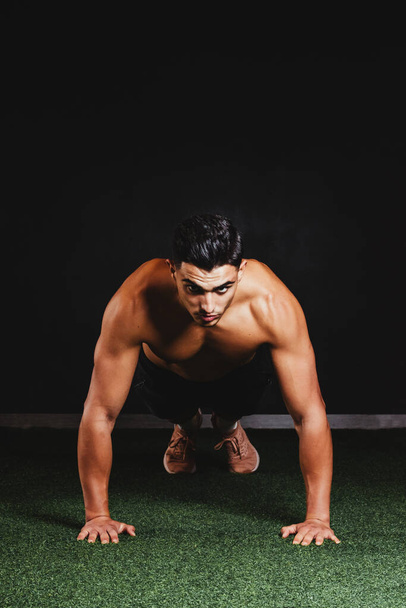 shirtless muscular homem fazendo flexões - Foto, Imagem