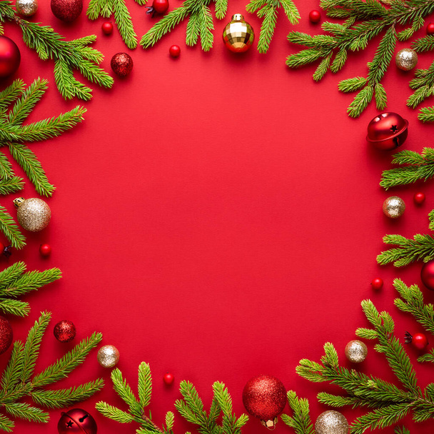 Tarjeta navideña con marco redondo sobre fondo rojo. Borde festivo con espacio de copia para texto publicitario. Vista superior, plano - Foto, Imagen