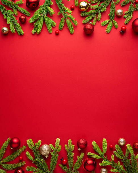 Tarjeta navideña con decoración festiva sobre fondo rojo. Frontera festiva con espacio de copia para texto publicitario - Foto, Imagen