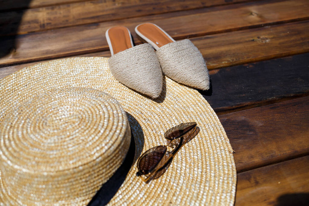 Женские мулы шляпы и солнцезащитные очки, набор для отдыха - Фото, изображение