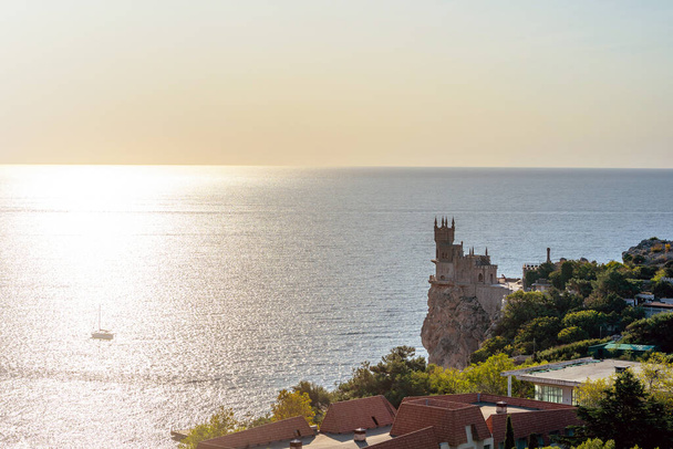 Castillo de Swallow 's Nest en la costa del Mar Negro. Hermoso lugar turístico en la Crimea. - Foto, Imagen