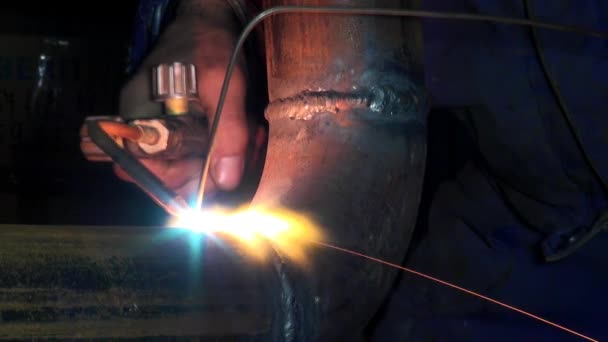 Usine de tuyaux métalliques de soudage au gaz
 - Séquence, vidéo