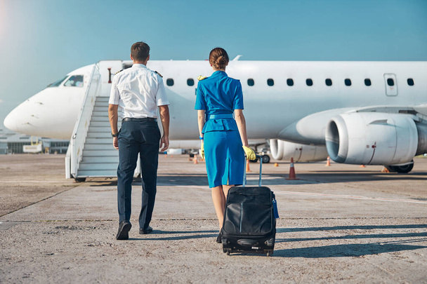 Pilot and stewardess boarding before working trip - Foto, imagen