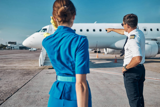 Posádka osobního letadla stojící na dráze - Fotografie, Obrázek