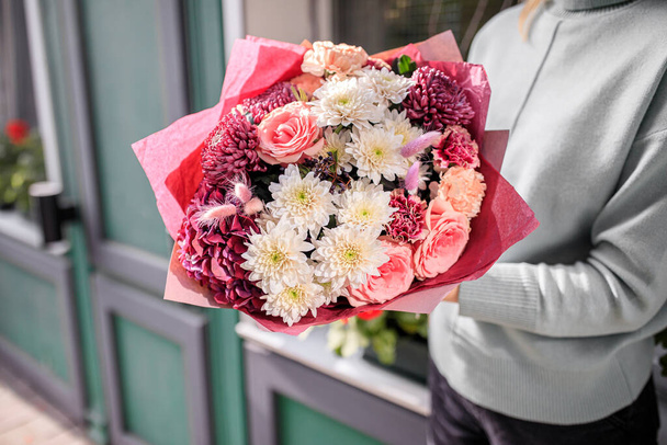 Handsome fresh bouquet. Flowers delivery. Woman florist. Beautiful bouquet of mixed flowers. Floral shop concept - Foto, Imagem