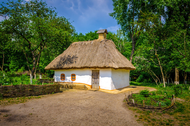 Antico cottage rurale con tetto di paglia
 - Foto, immagini