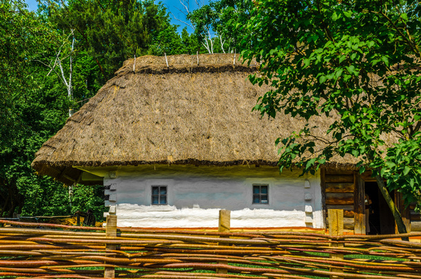 Antiga casa rural tradicional ucraniana com um telhado de palha
 - Foto, Imagem