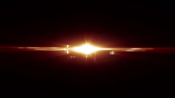 Animatie van flikkerend gloeiend oranje geel van lens flare spot licht in schuddende beweging. 4K naadloze lus op zwarte achtergrond. Lichtkleur en bewegingsconcept digitaal gegenereerde beelden. - Video