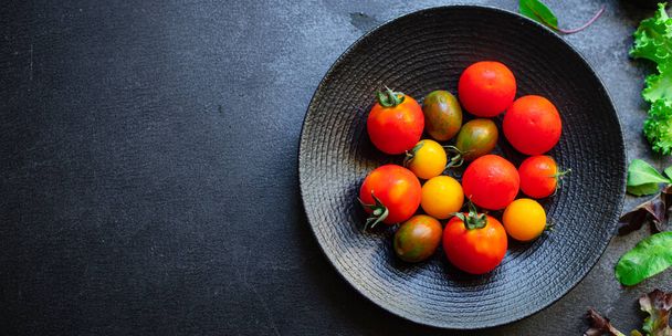 Çok renkli domates salatası sağlıklı organik malzemeler yiyin. Masada atıştırmalık bir şeyler pişirin. Lezzetli. - Fotoğraf, Görsel
