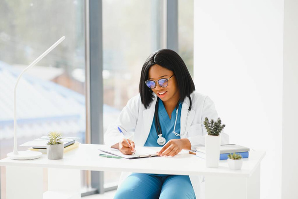 portrait of african female doctor at workplace - Foto, afbeelding