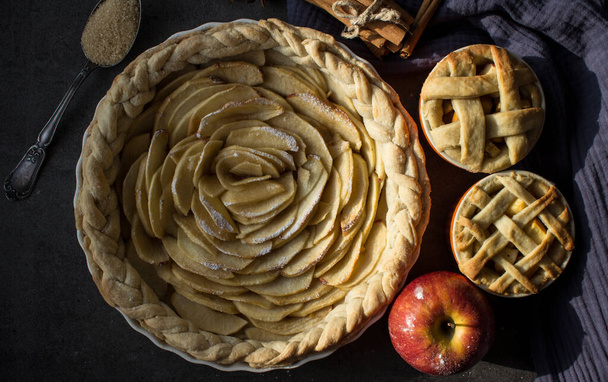 Almás pite az asztalon. Különböző almás sütemények zárják le a képet. Őszi étlap nyugták.  - Fotó, kép