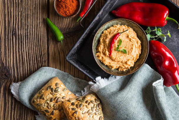 Creamy sheep cheese spread with onion, butter and paprika powder for breakfast - Fotoğraf, Görsel