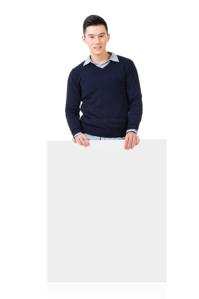 Hombre asiático sosteniendo un tablero en blanco
 - Foto, imagen