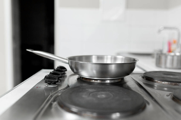 Frying pan on an electric stove. Home cooking. - Foto, Imagen